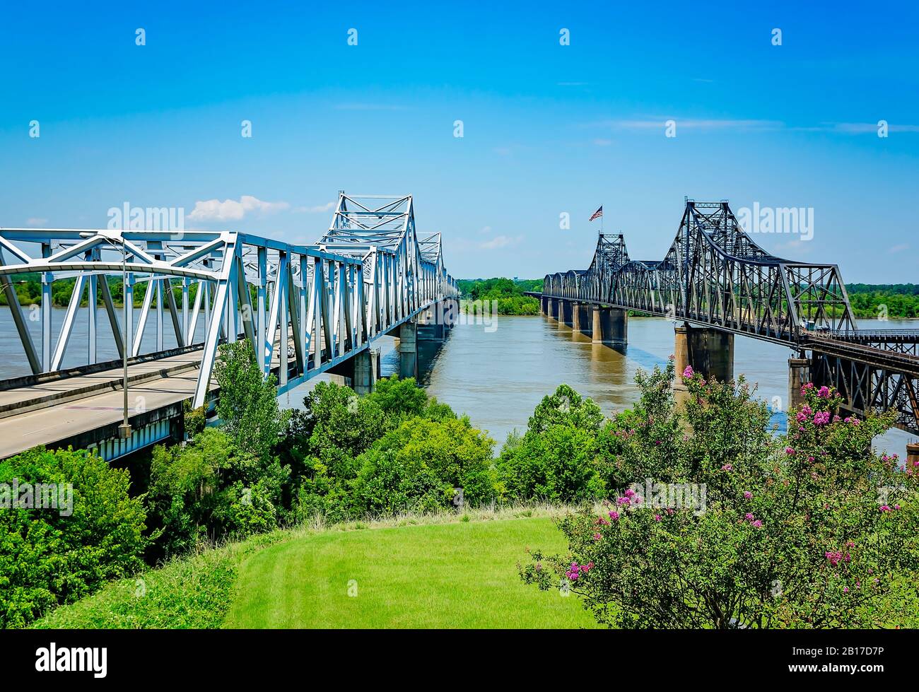 Die alte und neue Vicksburg Bridge, auch Mississippi River Bridge genannt, überspannt den Mississippi River im Welcome Center in Vicksburg, Mississippi. Stockfoto