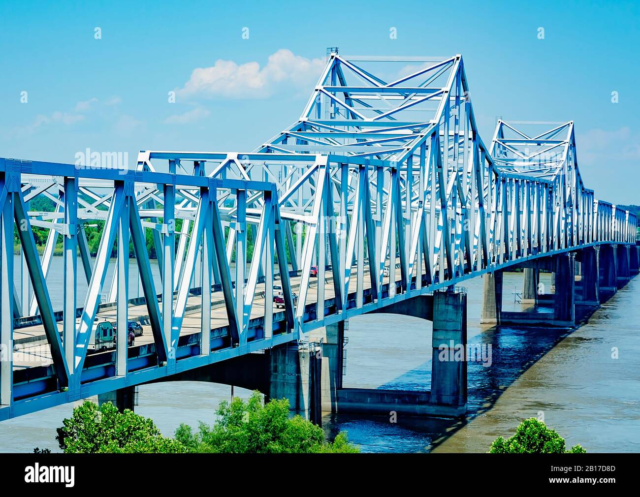 Die Vicksburg Bridge, auch bekannt als Mississippi River Bridge, überspannt den Mississippi River, 26. Juli 2019, in Vicksburg, Mississippi. Stockfoto