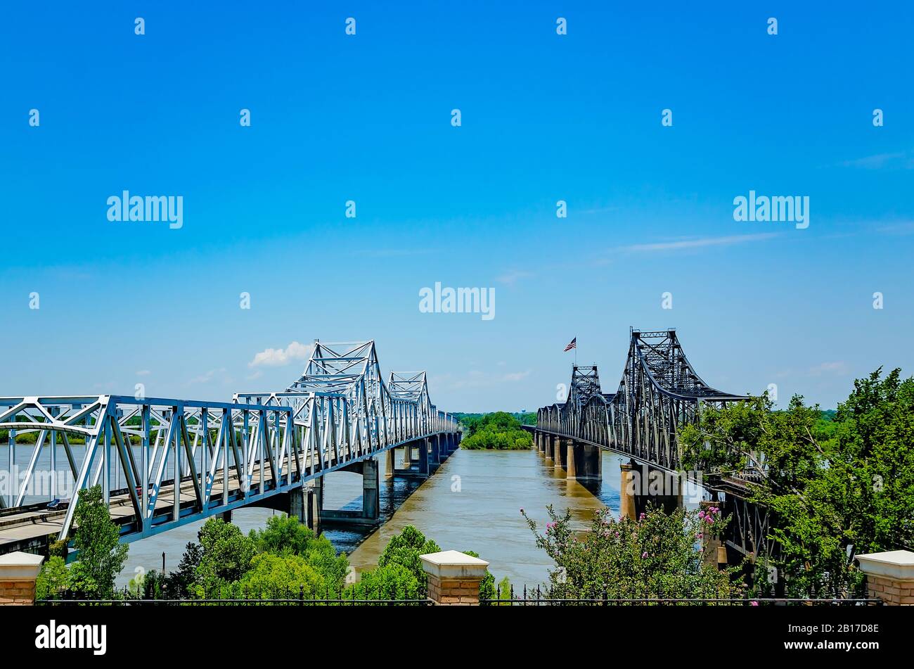 Die alte und neue Vicksburg Bridge, auch Mississippi River Bridge genannt, überspannt den Mississippi River im Welcome Center in Vicksburg, Mississippi. Stockfoto