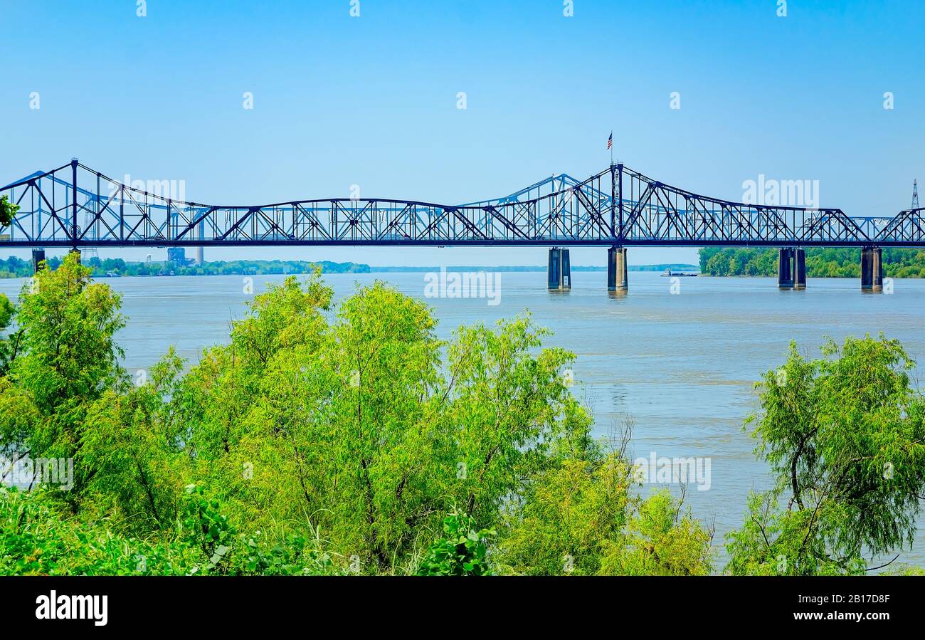 Die alten und neuen Versionen der Vicksburg Bridge, auch bekannt als Mississippi River Bridge, überspannen den Mississippi River in Vicksburg, Mississippi. Stockfoto