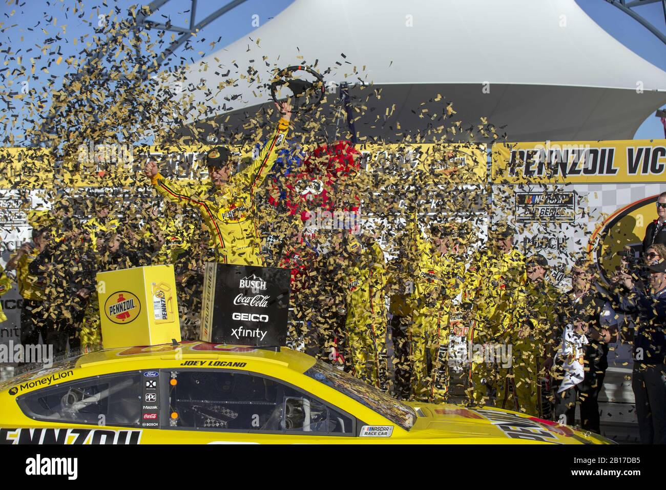 Las Vegas, Nevada, USA. Februar 2020. Joey Logano (22) und das Team feiern ihren Sieg für den Pennzoil 400 auf dem Las Vegas Motor Speedway in Las Vegas, Nevada. (Bild: © Logan Arce/ASP) Kredit: Zuma Press, Inc./Alamy Live News Stockfoto