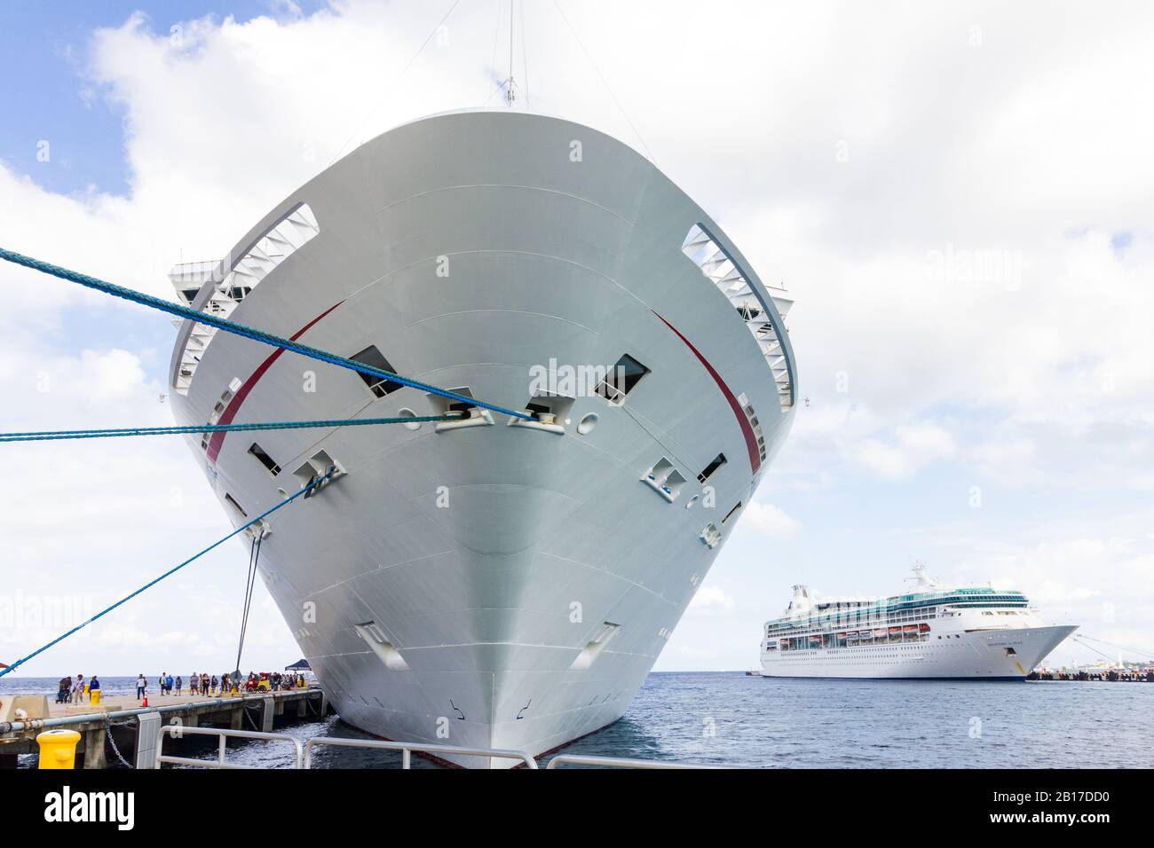 Zwei Carnival Kreuzfahrtschiffe dockten in Cozumel Mexiko an Stockfoto