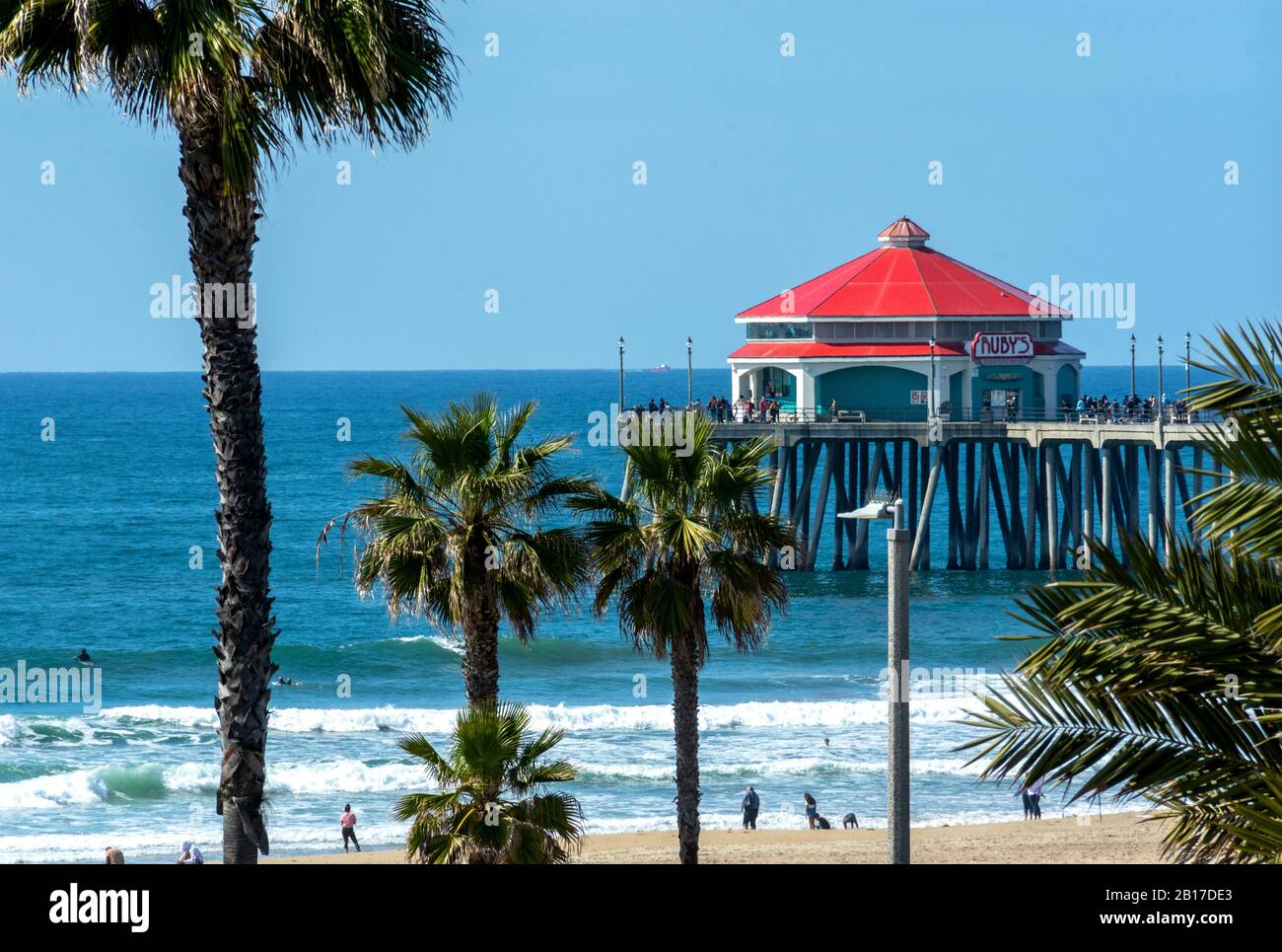 Landschaft des Huntington Beach Pier an einem sonnigen Tag in Huntington Beach, Kalifornien. Stockfoto