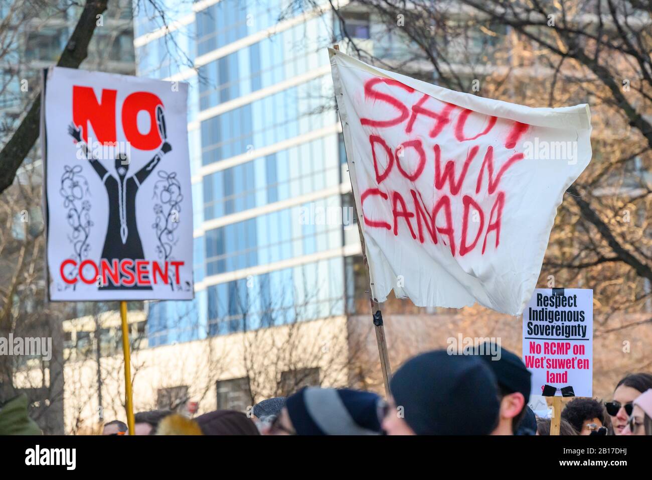 Zeichen, die keine Zustimmung erklären und Kanada Ausschalten, werden stolz während eines Protestes in Solidarität mit dem Wet'suwet'en angezeigt. Stockfoto