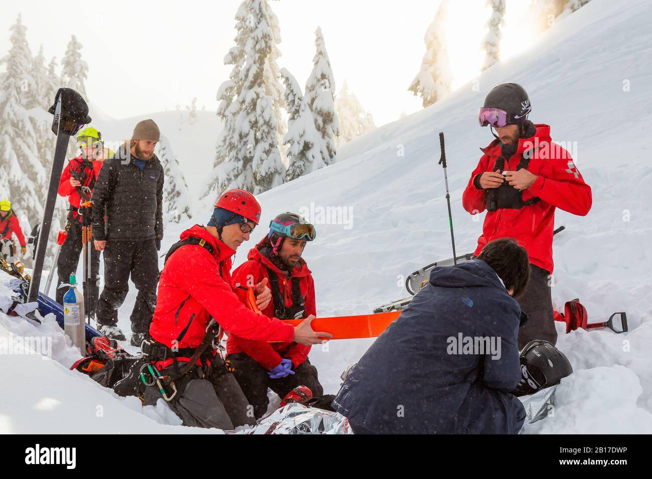 North Vancouver, British Columbia, Kanada - 17. Februar 2020: North Shore Search and Rescue rettet einen Skifahrer mit einem gebrochenen Bein im Backcou Stockfoto