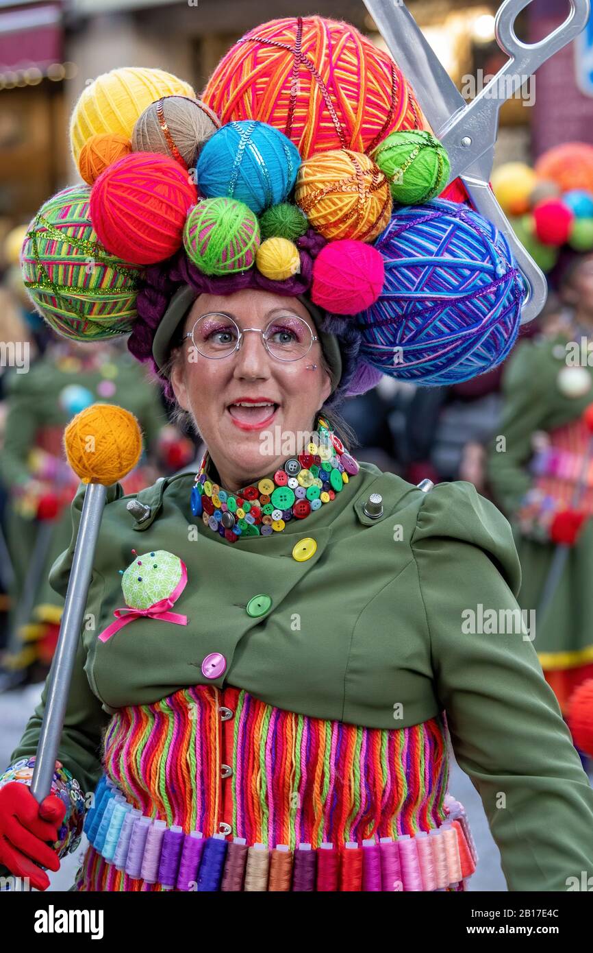 Traditioneller Karneval in einer spanischen Stadt Palamos in Katalonien. Viele Leute in Kostüm und interessantem Make-up. 24. 02. 2020 Spanien Stockfoto