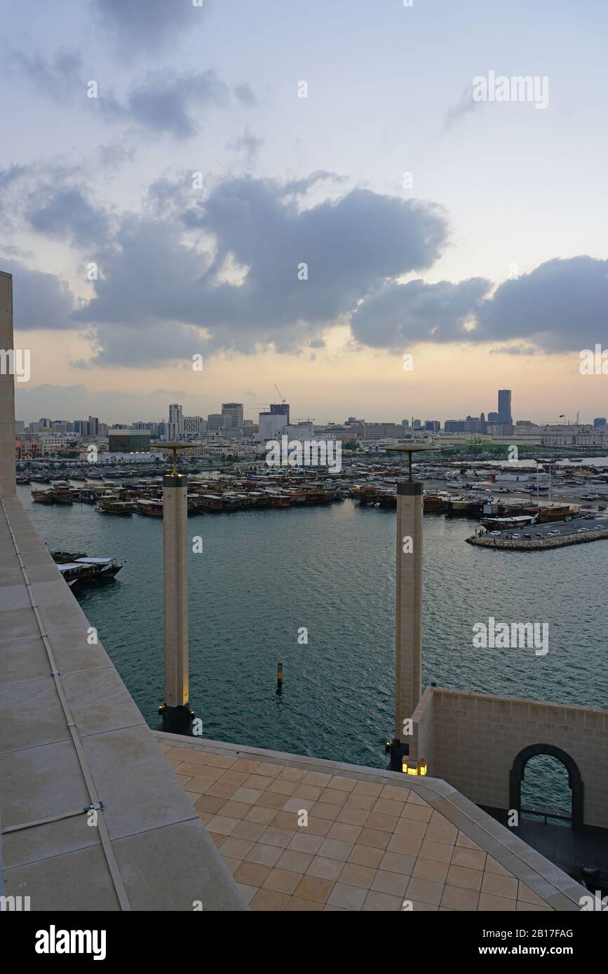 Doha, KATAR -11 DEC 2019- Blick auf das Stadtbild von Doha durch Säulen im ikonischen Gebäude Museum of Islamic Art, das vom Architekten I. M. Pei entworfen wurde Stockfoto