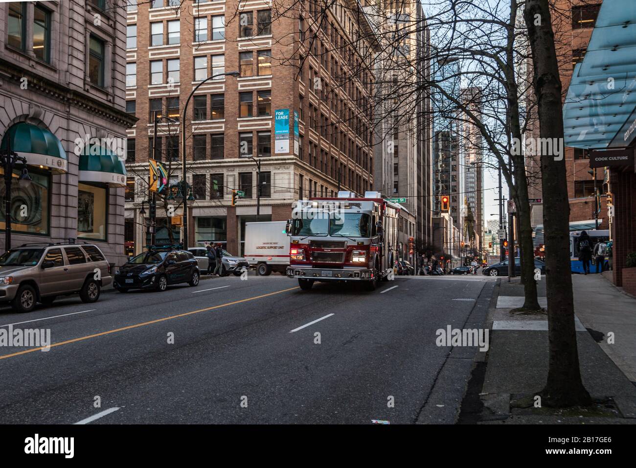 Vancouver, KANADA - 19. FEBRUAR 2020: Feuerwehrwagen auf der Straße in der Innenstadt. Stockfoto