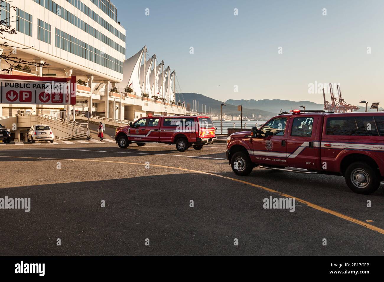Vancouver, KANADA - 19. FEBRUAR 2020: Feuerwehrwagen auf der Straße in der Innenstadt. Stockfoto