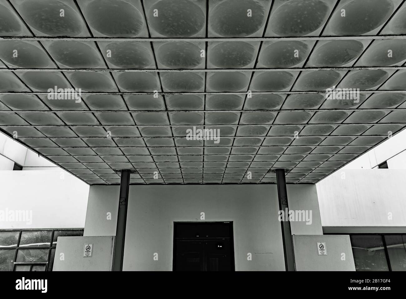 Überhang in Monochrom-Ansichten Stockfoto