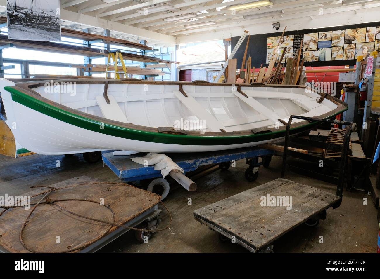 Ausstellung für interaktive Bootsbau im San Francisco Maritime National Historical Park am Hyde Street Pier an der Küste von San Francisco. Stockfoto