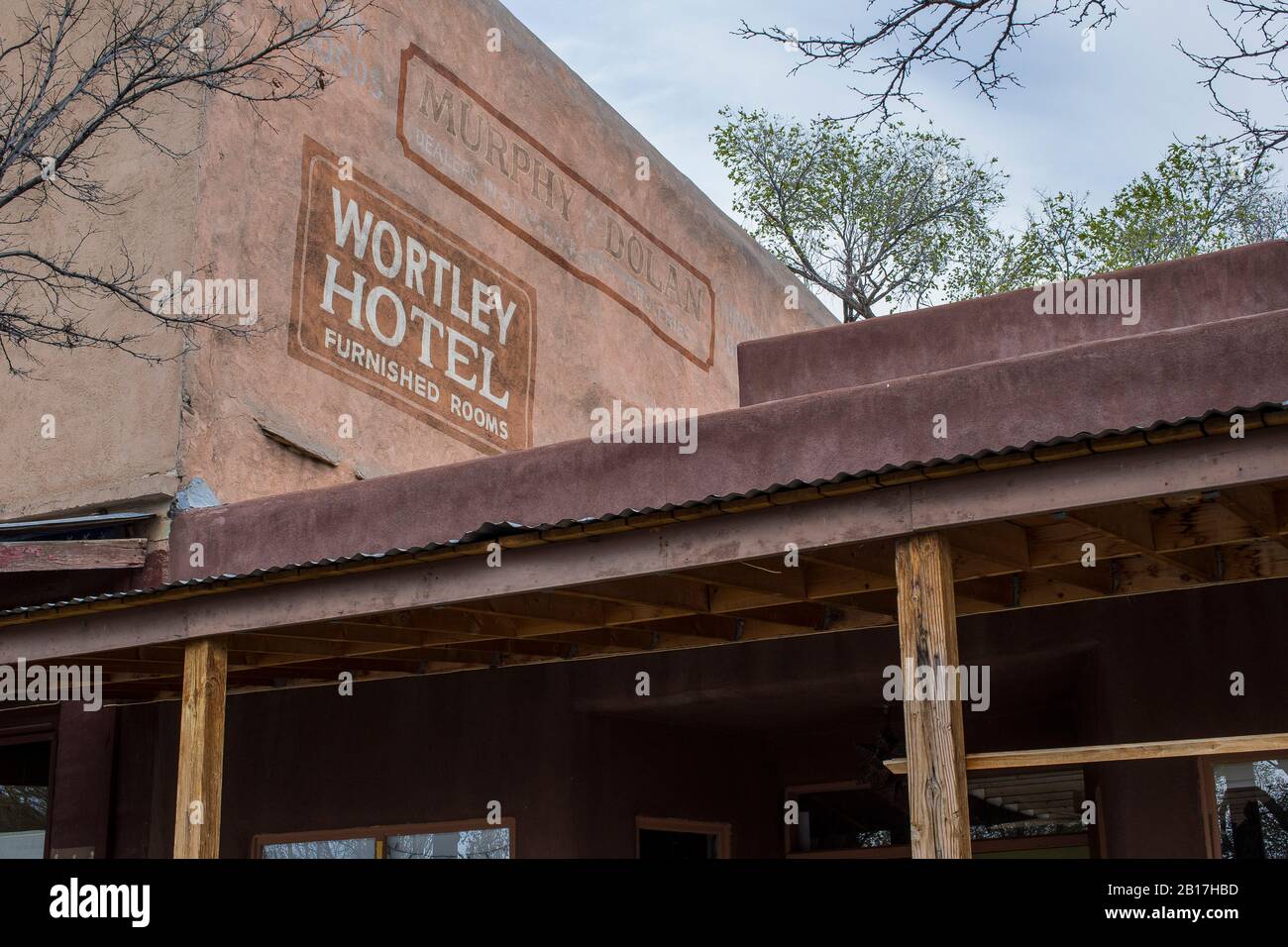 Altes verlassenes Dorf außerhalb von Santa Fe. Alte Gebäude, Geschichte einer Bergbaustadt und indianische Bevölkerung vor 600 Jahren. Derzeit ein sehr ruhiges Dorf Stockfoto