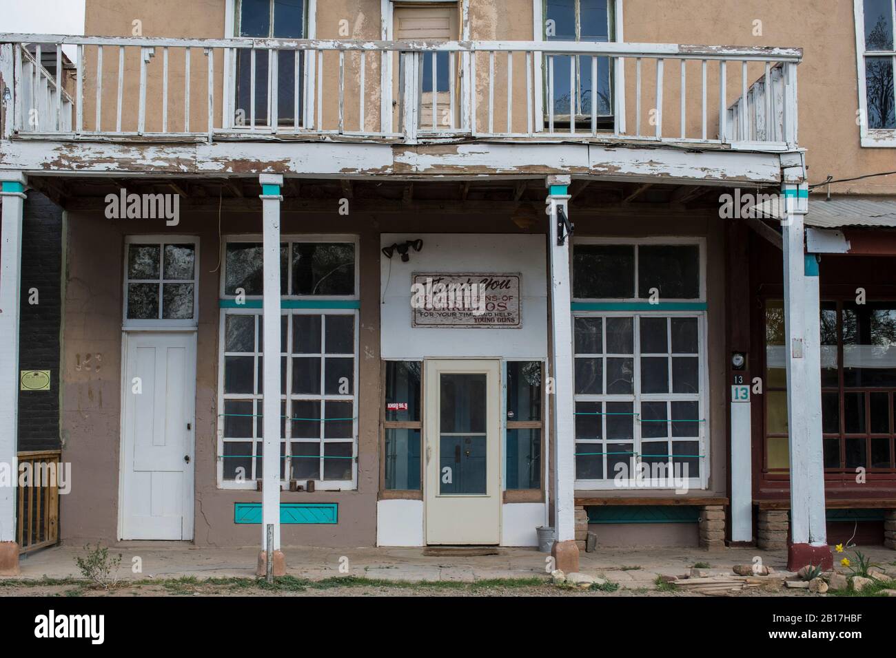 Altes verlassenes Dorf außerhalb von Santa Fe. Alte Gebäude, Geschichte einer Bergbaustadt und indianische Bevölkerung vor 600 Jahren. Derzeit ein sehr ruhiges Dorf Stockfoto