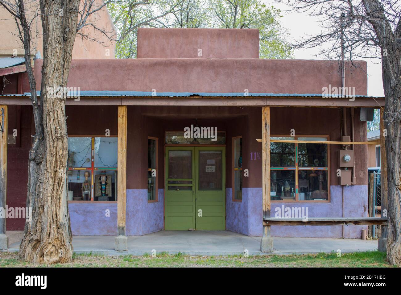 Altes verlassenes Dorf außerhalb von Santa Fe. Alte Gebäude, Geschichte einer Bergbaustadt und indianische Bevölkerung vor 600 Jahren. Derzeit ein sehr ruhiges Dorf Stockfoto