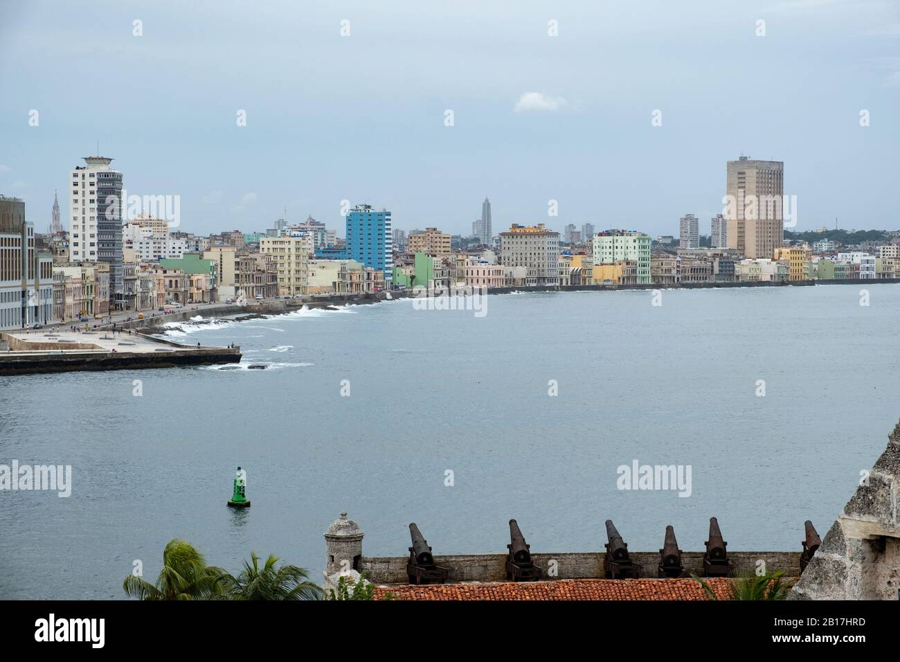 Kuba, Havanna, Stadtfront von der Burg Morro aus gesehen Stockfoto