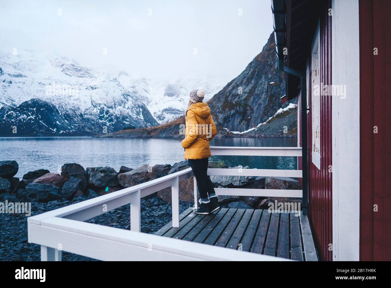 Touristen, die die Aussicht auf Hamnoy, Lofoten, Norwegen genießen Stockfoto