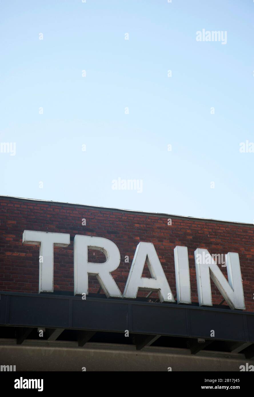 Dänemark, Aarhus, niedrige Winkelansicht des klaren Himmels über Bahnhofsschild Stockfoto