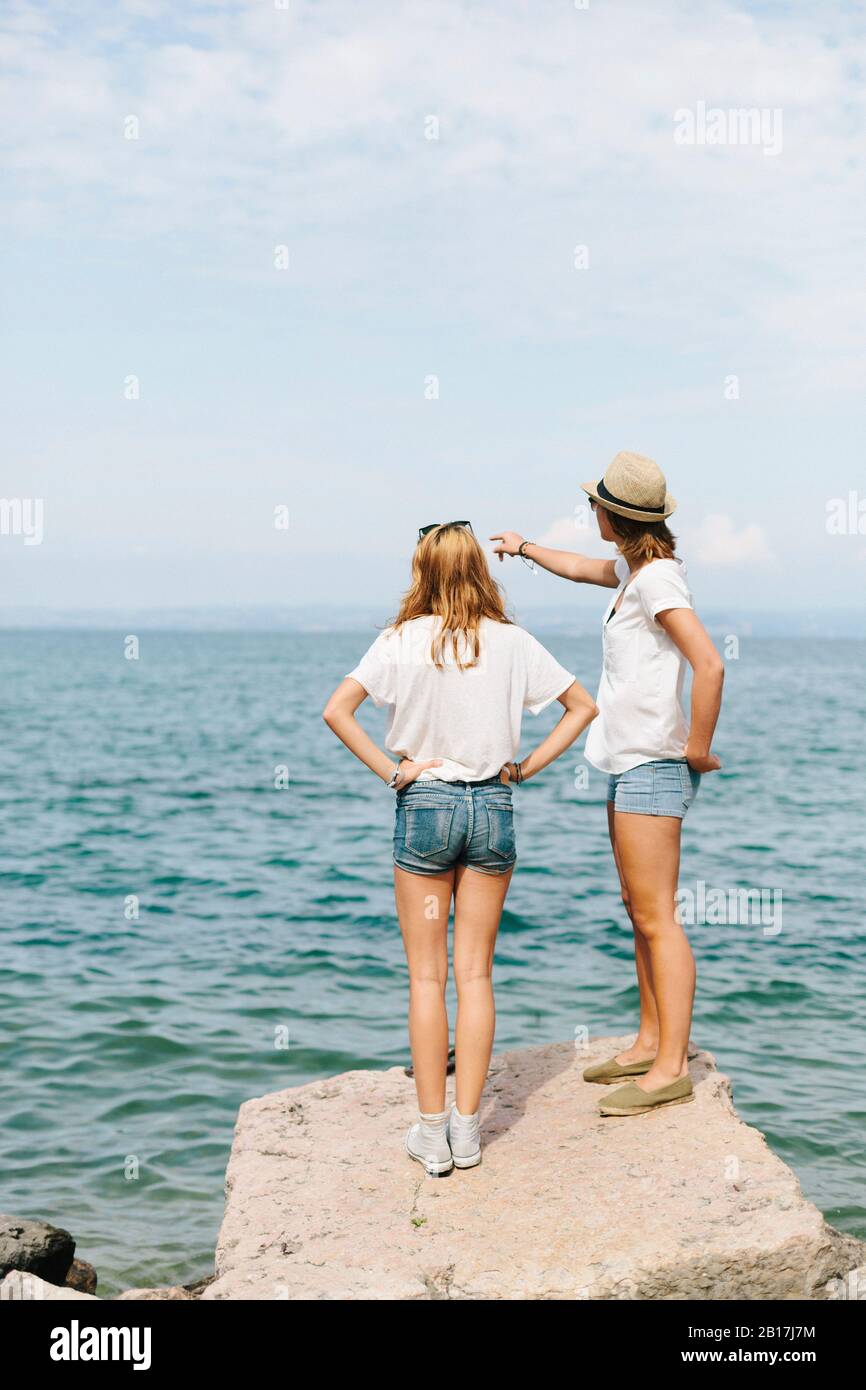 Zwei Freundinnen stehen am Gardasee, Italien Stockfoto