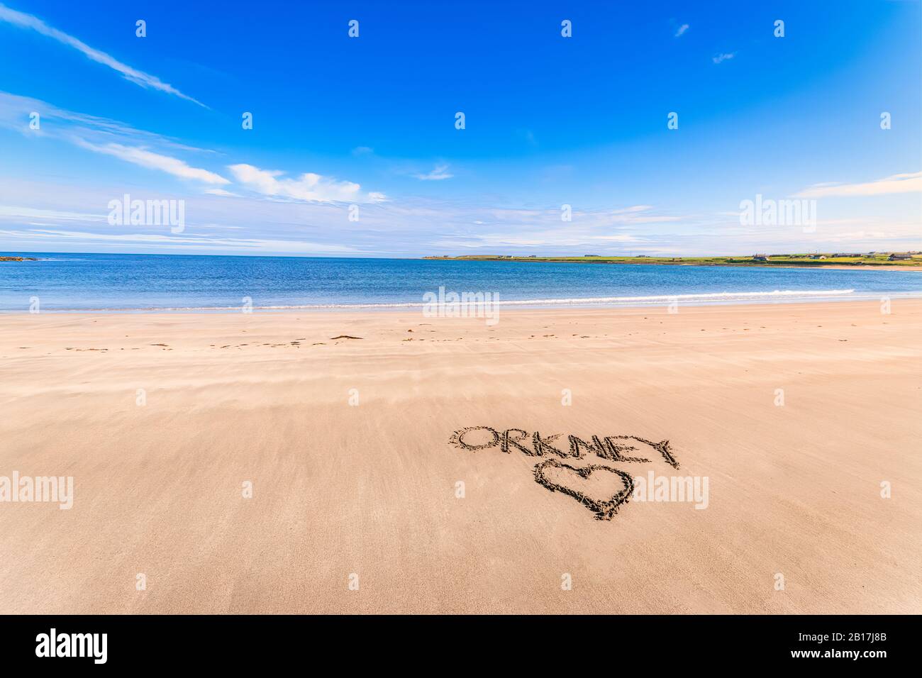 Schottland, Orkney Islands, South Ronaldsay, leerer Strand mit Herz auf Sand gezogen Stockfoto
