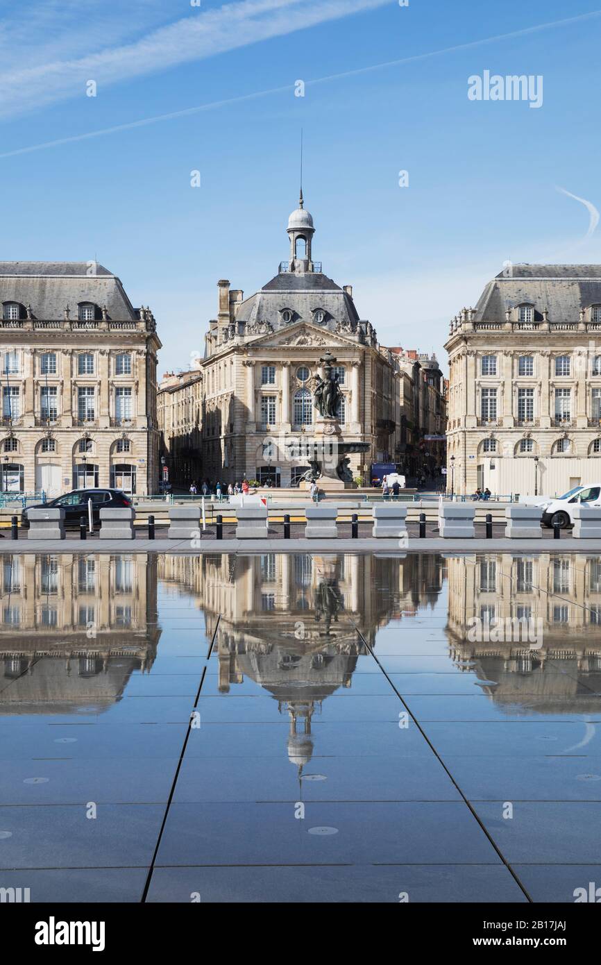 Frankreich, Gironde, Bordeaux, Place de la Bourse, die sich im Miroir dEau Pool spiegeln Stockfoto