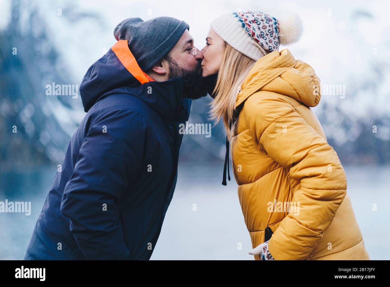 Touristenpaar küsst in Hamnoy, Lofoten, Norwegen Stockfoto