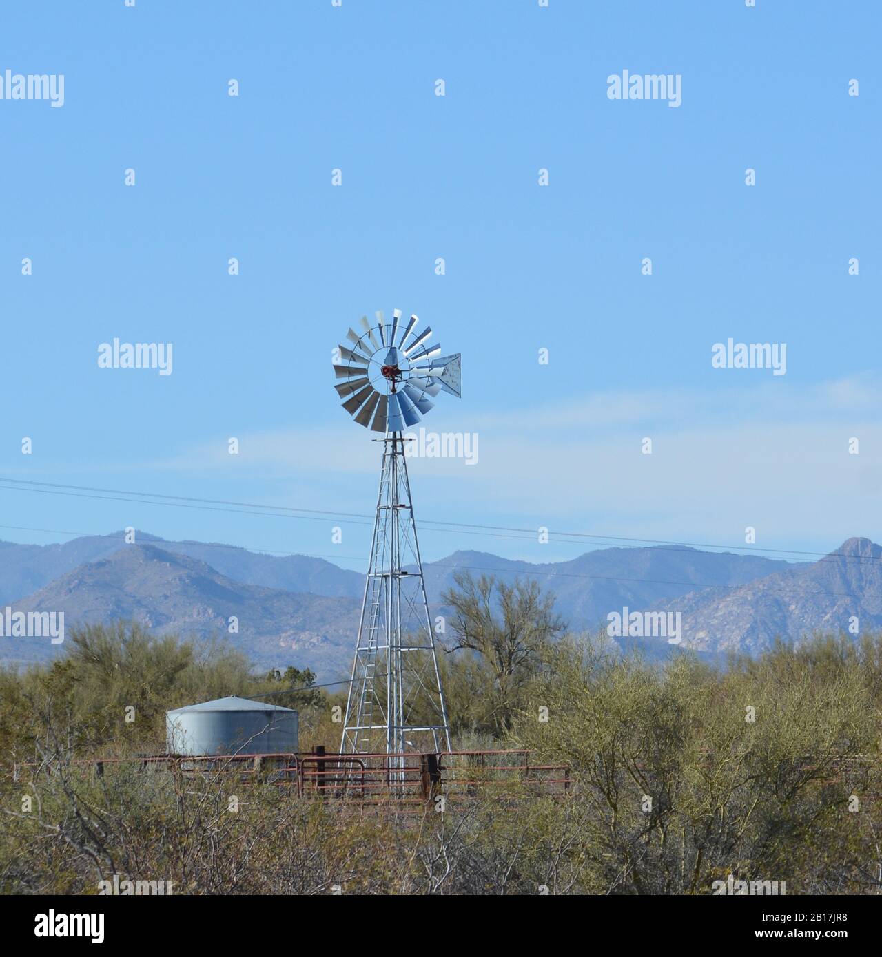 Windmühle pumpt Wasser in den Wassertank in Mohave County, Sonoran Desert, Arizona USA Stockfoto