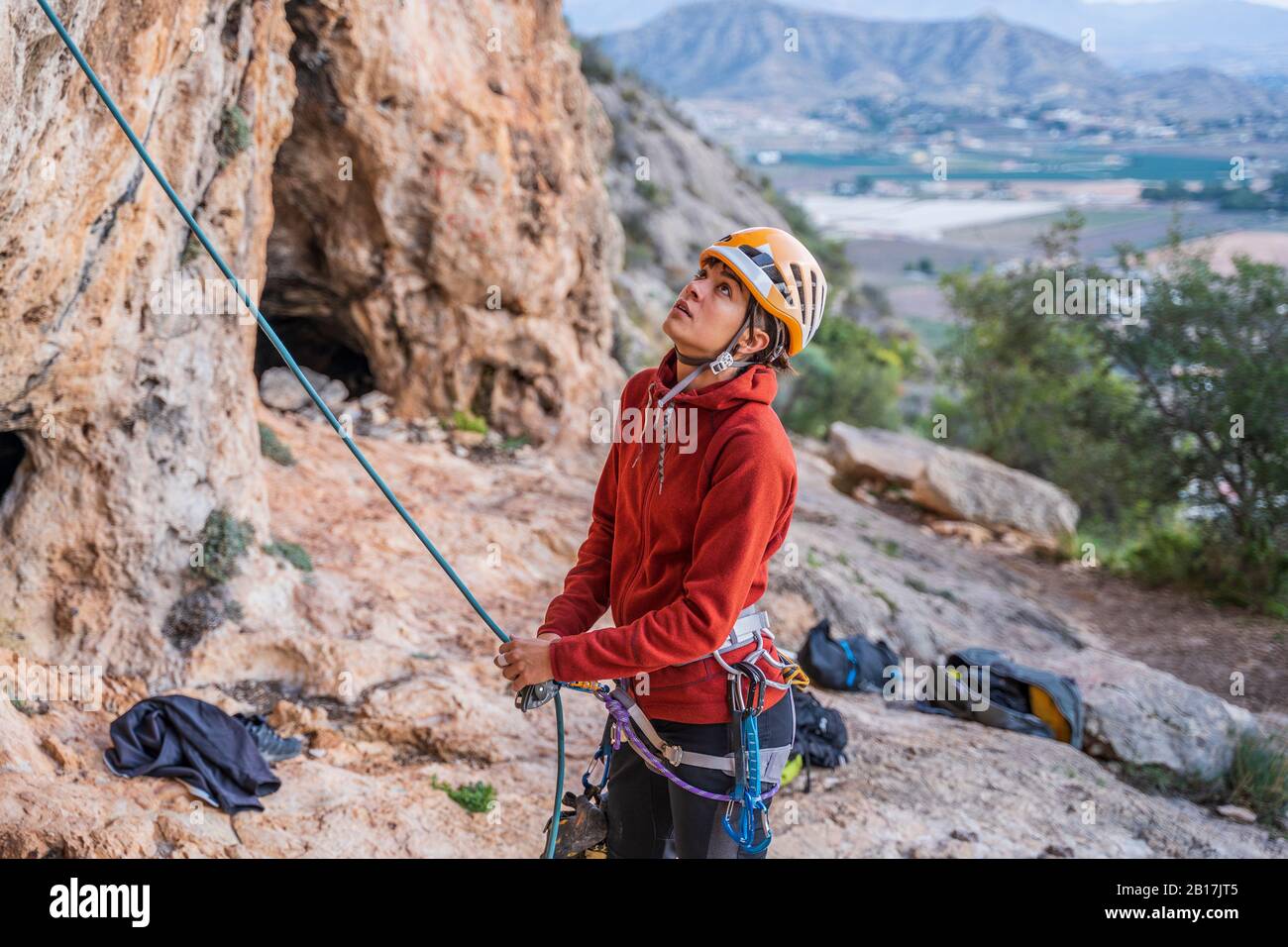 Klettererin bereitet sich auf die Suche nach Felswand vor Stockfoto