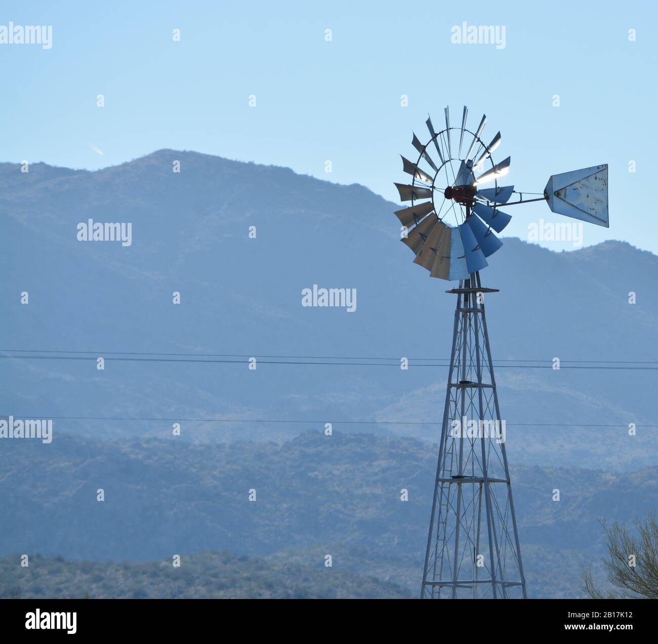 Windmühle pumpt Wasser in den Wassertank in Mohave County, Sonoran Desert, Arizona USA Stockfoto