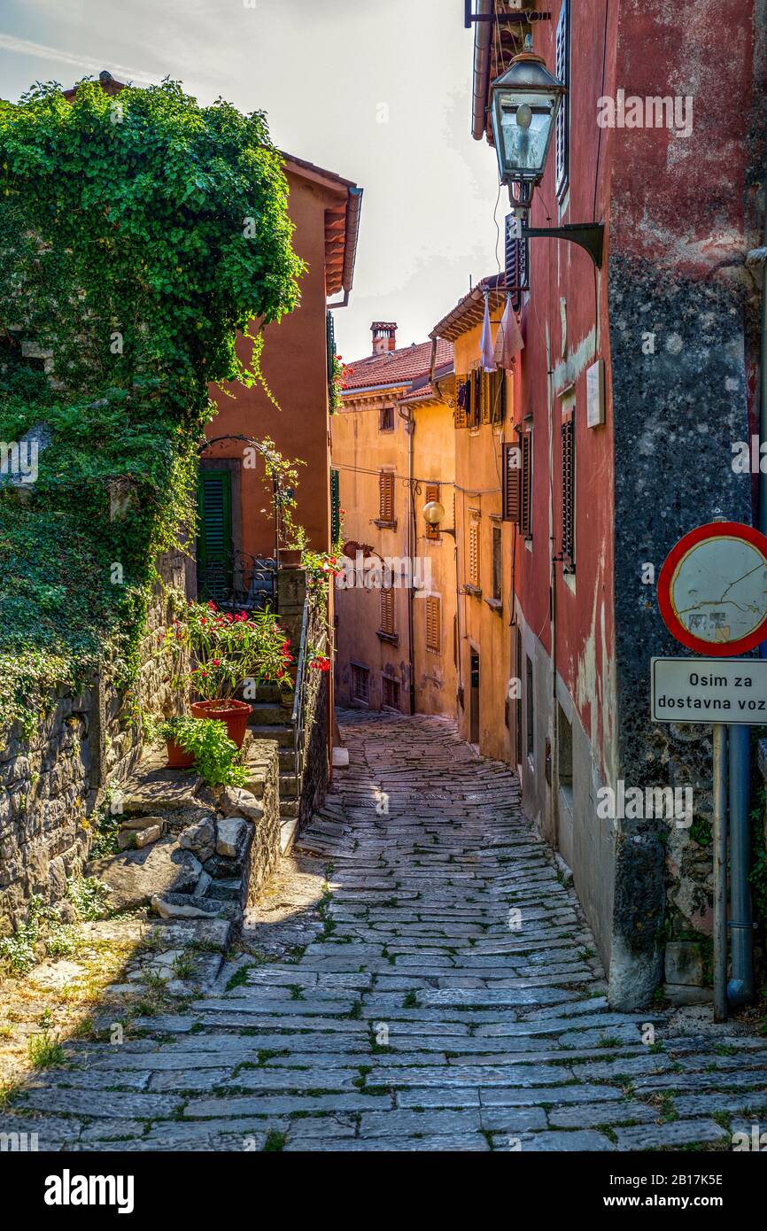 Kroatien, Istrien, Labin, Altstadt Kopfsteinpflaster Gasse Stockfoto