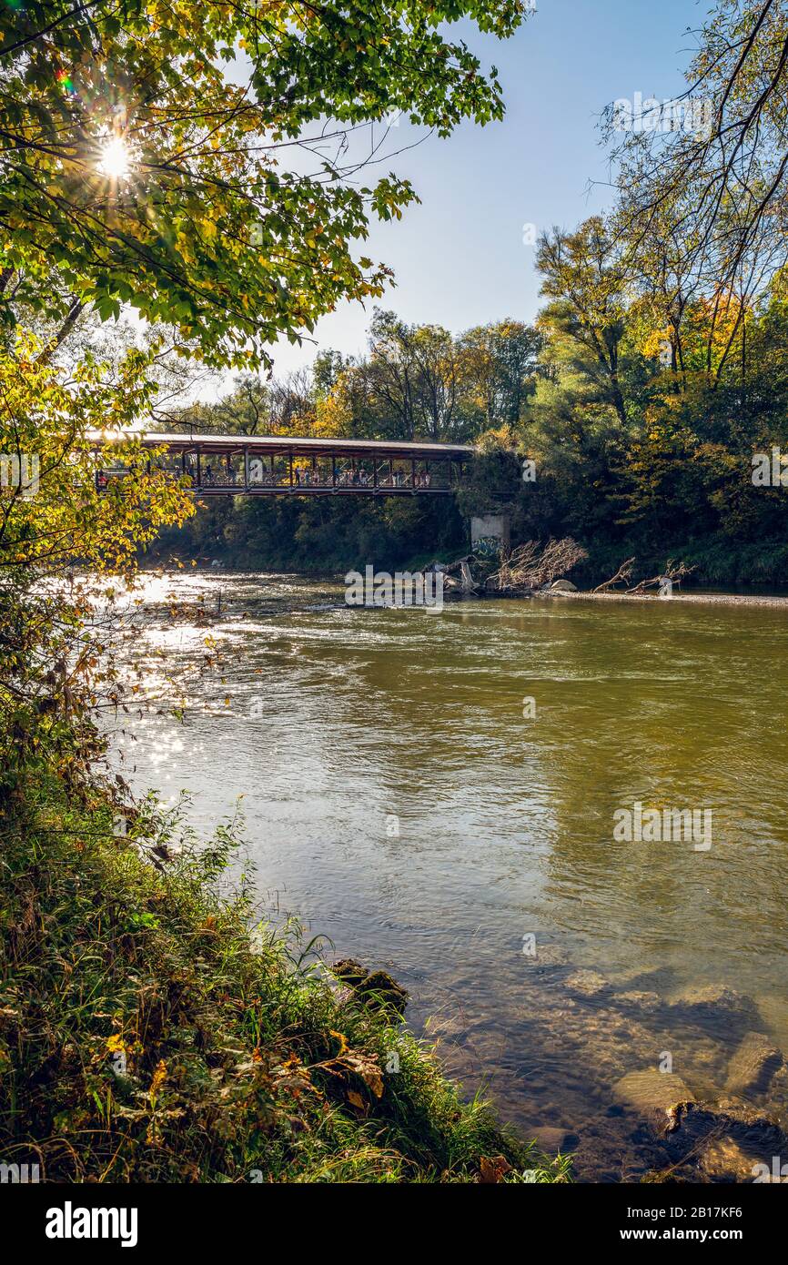 St. Emmeram Brücke im Nordenglischen Garten im Herbst, Oberföhring, München, Deutschland Stockfoto