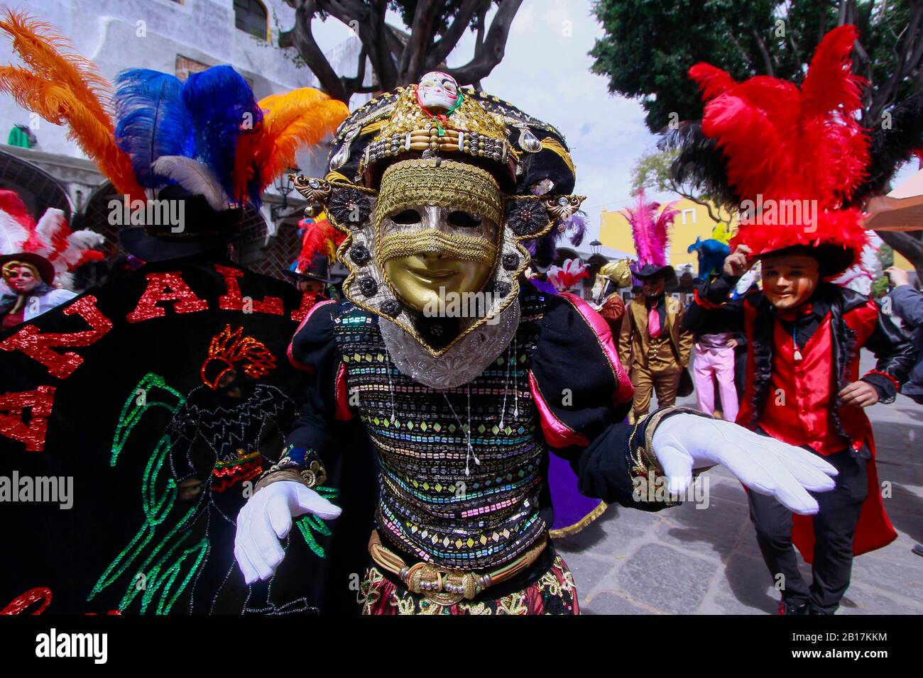 Huehues Mexiko, Tänzerin, die ein traditionelles mexikanisches Folkkostüm trägt und farbenprächtig maskiert ist. Karnevalsszene. Mexikanischer Karneval Stockfoto