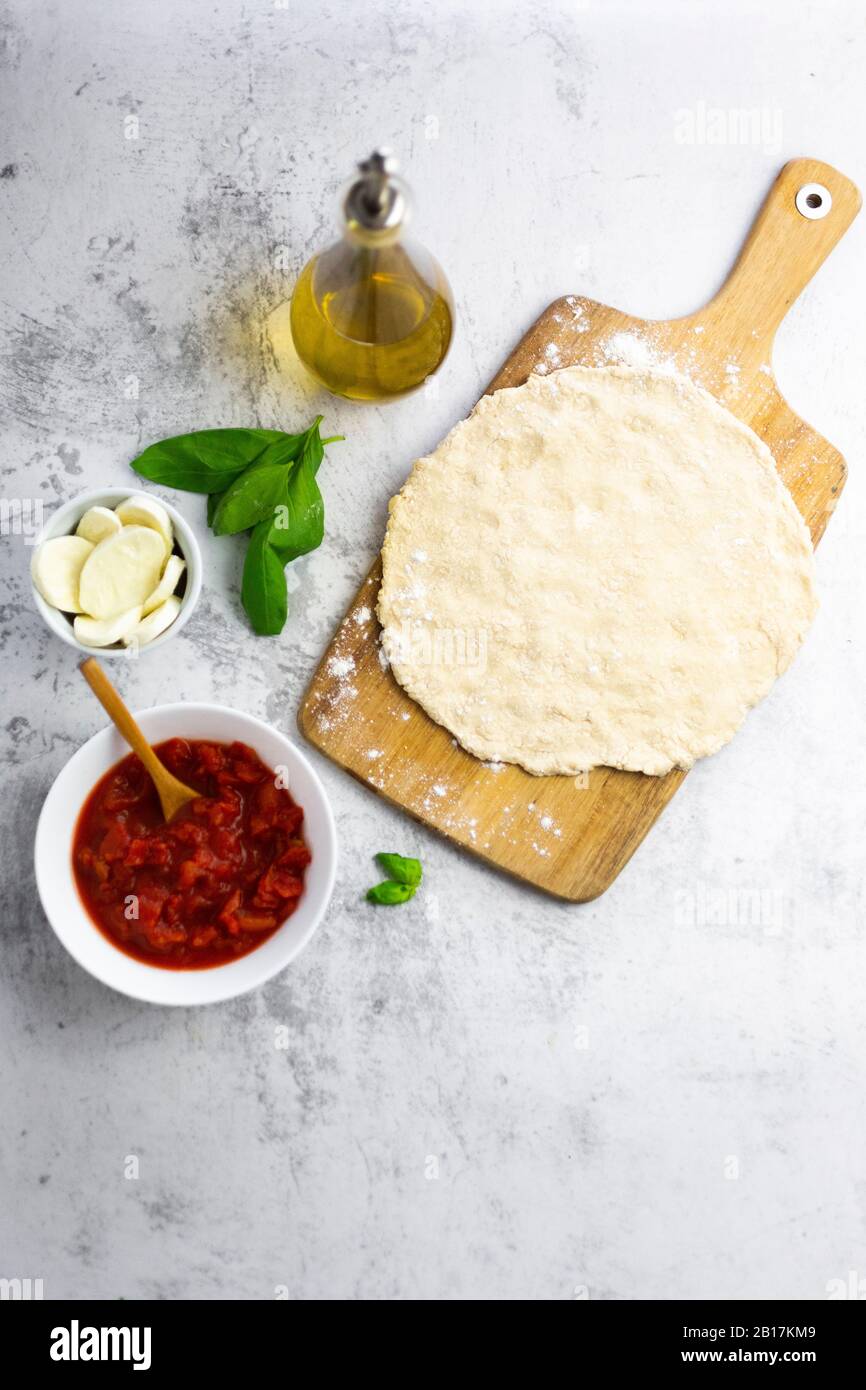 Rohzutaten für die Herstellung von Margharita Pizza Stockfoto