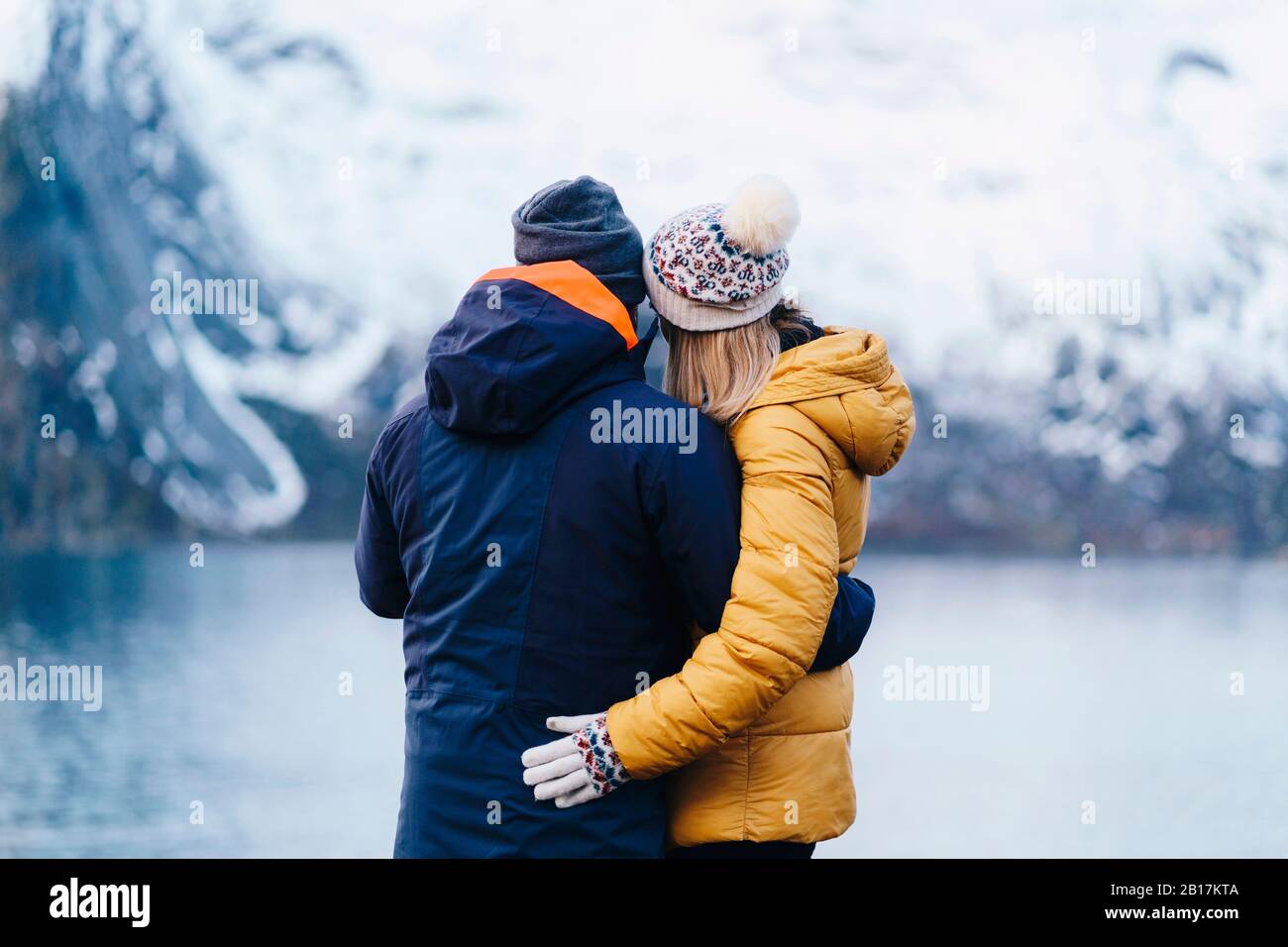 Touristenpaar mit Blick auf Hamnoy, Lofoten, Norwegen Stockfoto