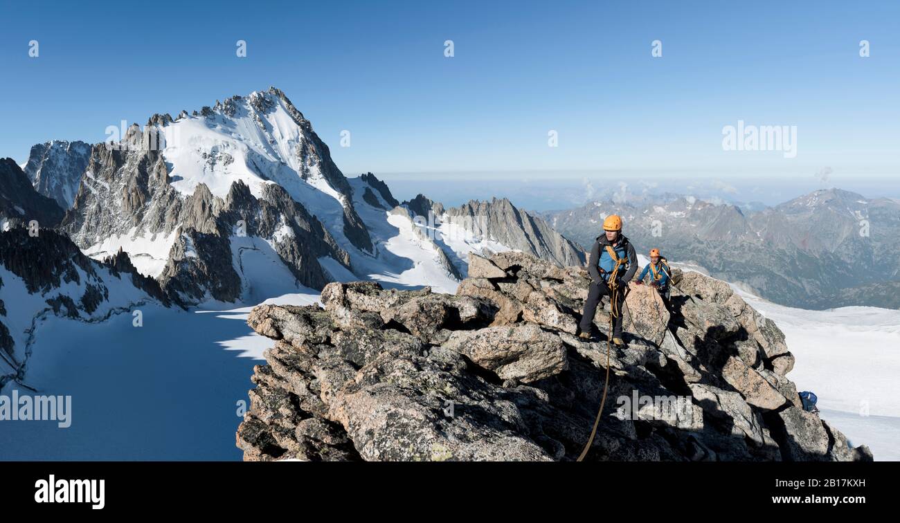 Frankreich, Mont Blanc Massiv, Chamonix, Bergsteiger erreichen La Petite Fourche Stockfoto