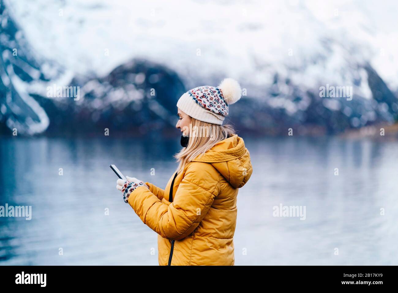 Tourist mit Smartphone in Hamnoy, Lofoten, Norwegen Stockfoto