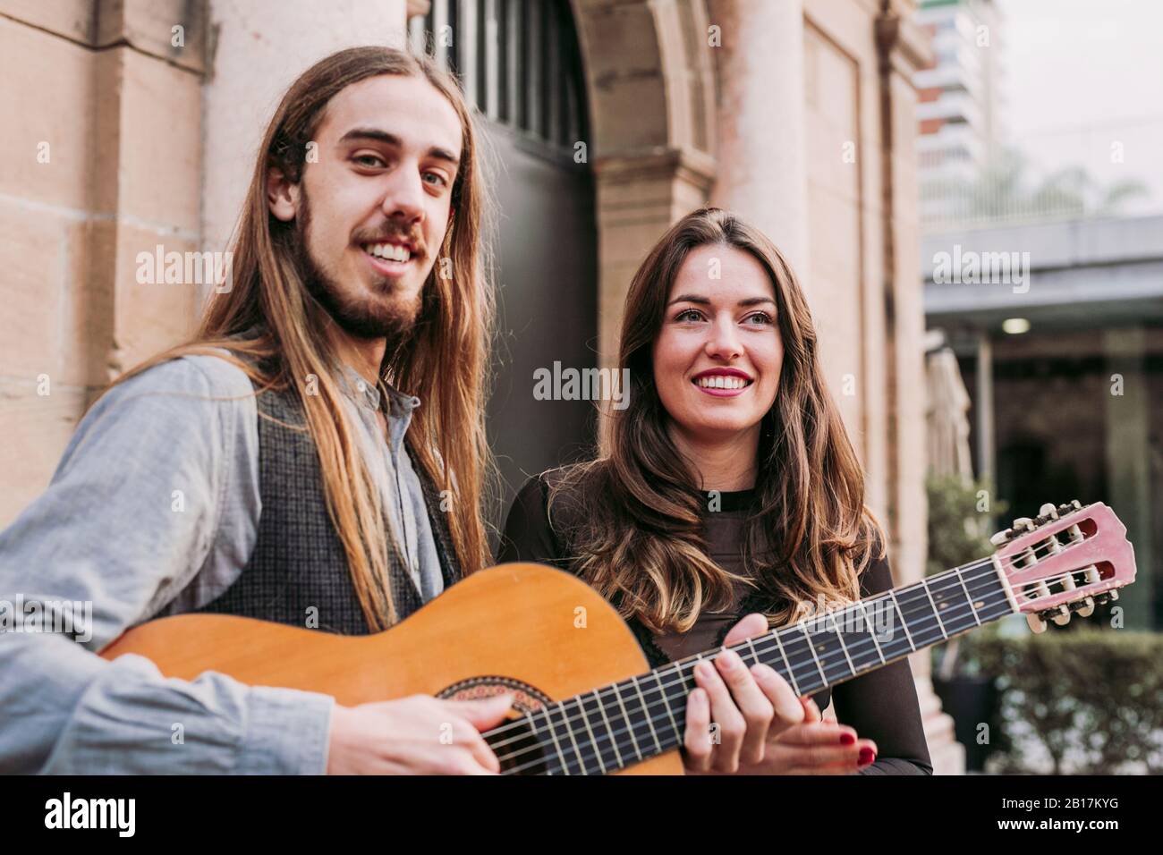 Porträt zweier lächelnder junger Musiker in der Stadt Stockfoto