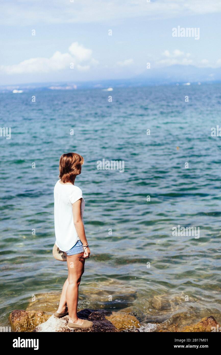 Junge Frau am See, Gardasee, Italien Stockfoto
