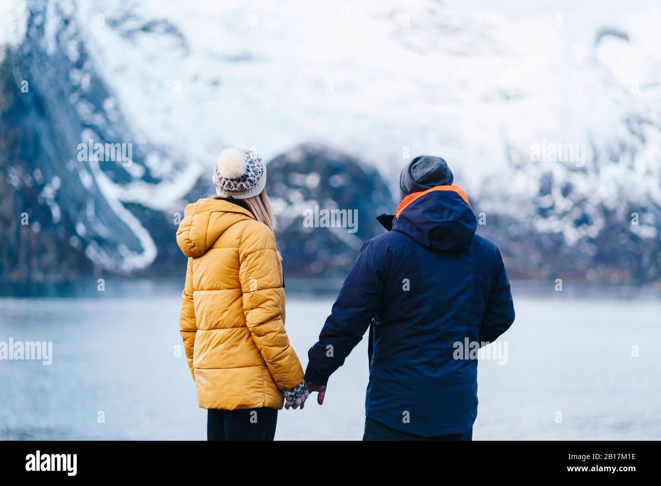 Touristenpaar mit Blick auf Hamnoy, Lofoten, Norwegen Stockfoto