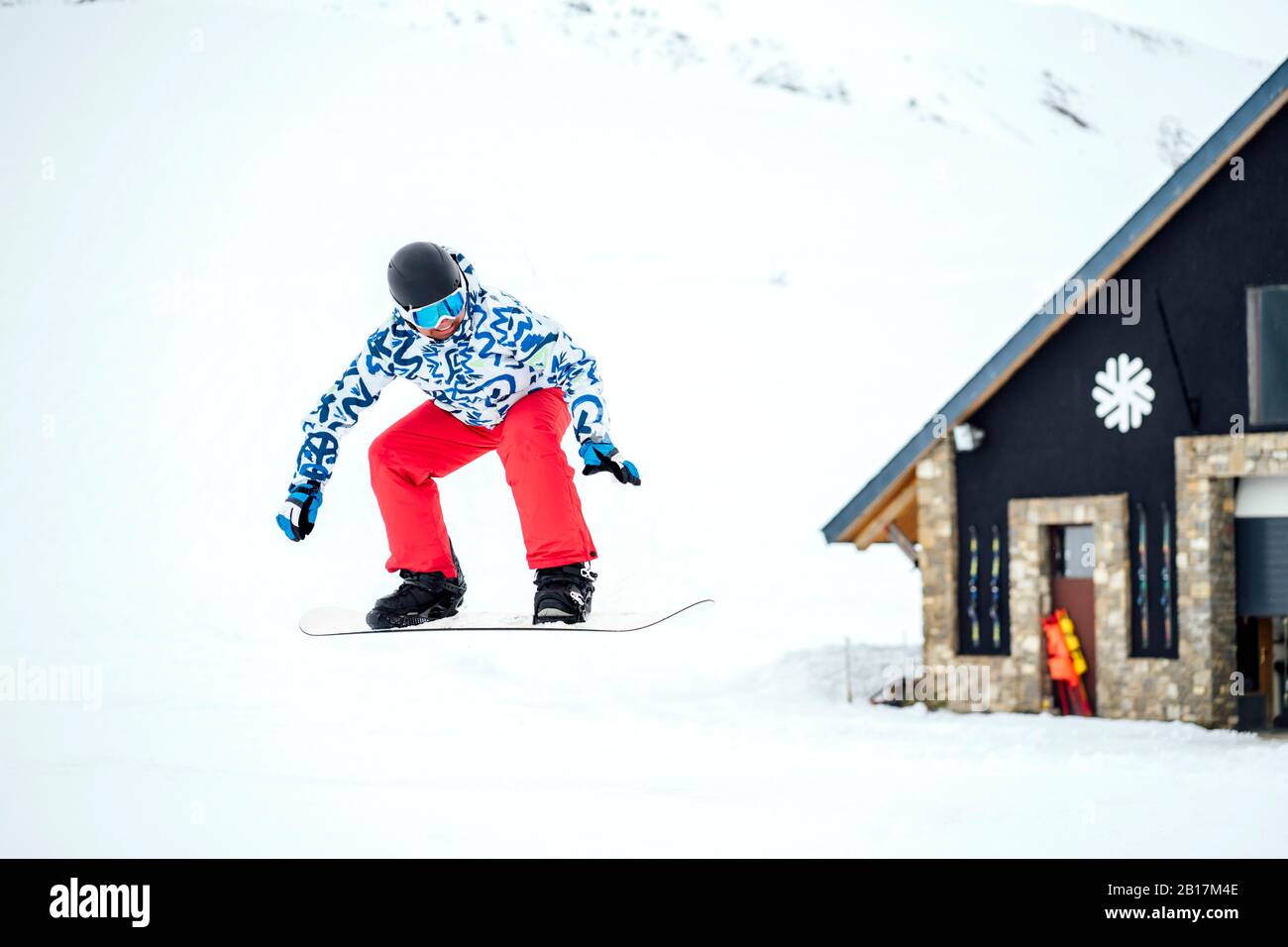 Snowboarder springt mitten in der Luft Stockfoto