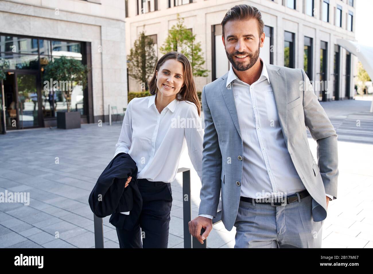 Porträt eines lächelnden Geschäftsmannes und einer Geschäftsfrau in der Stadt Stockfoto