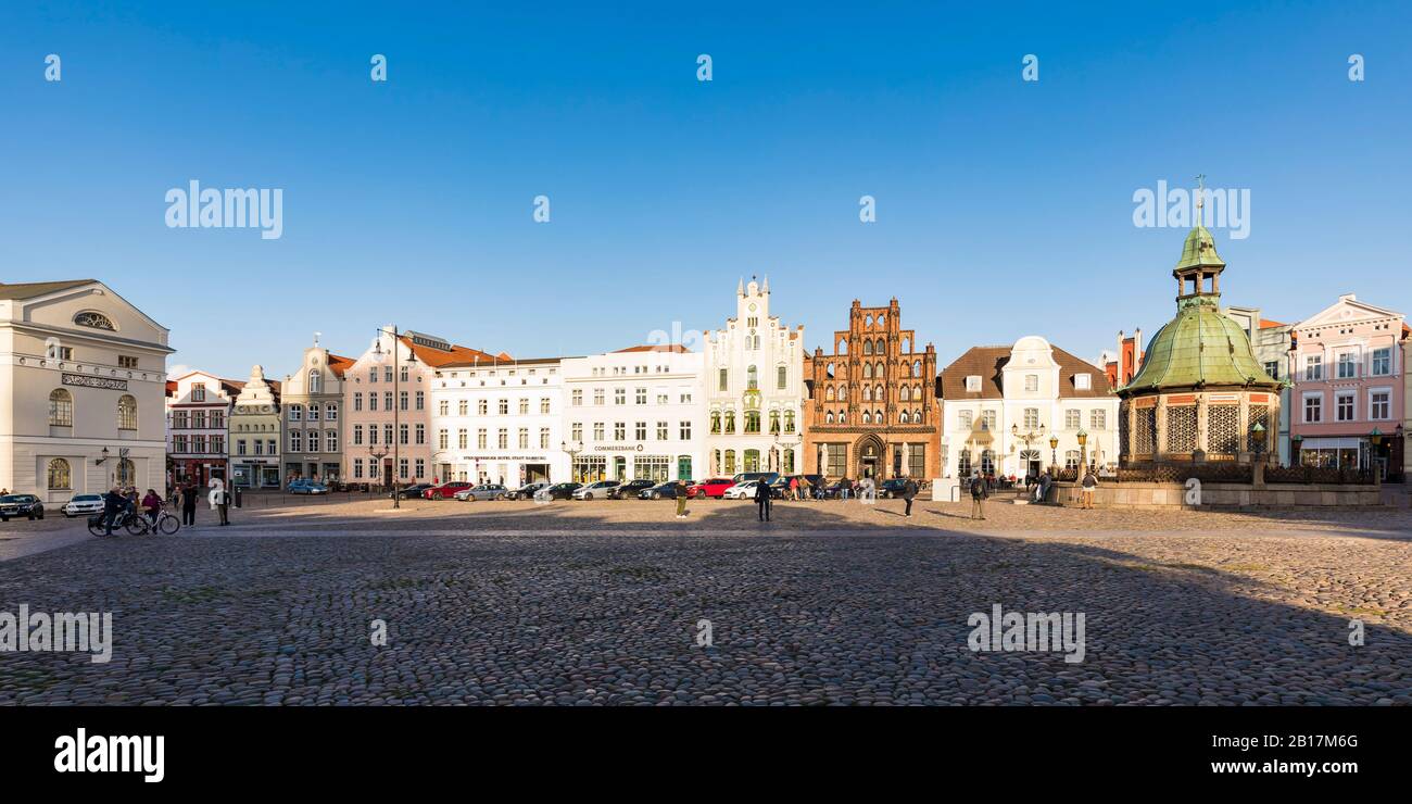 Deutschland, Mecklenburg-Vorpommern, Wismar, Hansestadt, Marktplatz mit Wasserwerk aus dem Jahr 1602 (Wasserkunst) Stockfoto