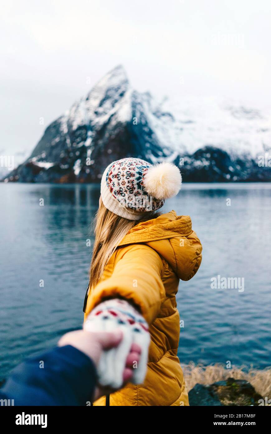 Touristenpaar in Hamnoy, Lofoten, Norwegen Stockfoto