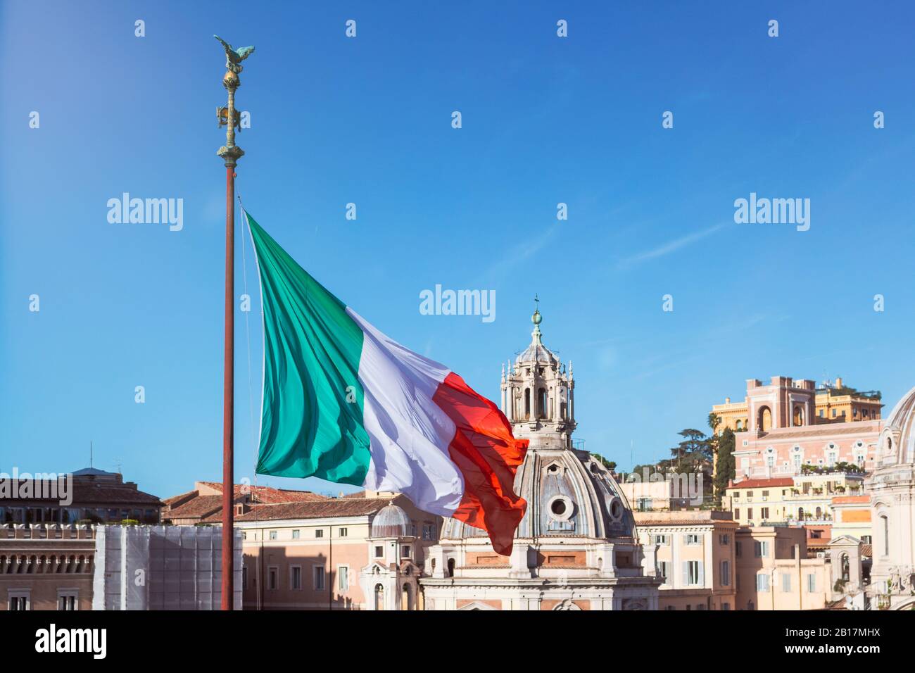 Italien, Rom, italienische Flagge flattert gegen klaren blauen Himmel und Kuppel von Santa Maria di Loreto Stockfoto