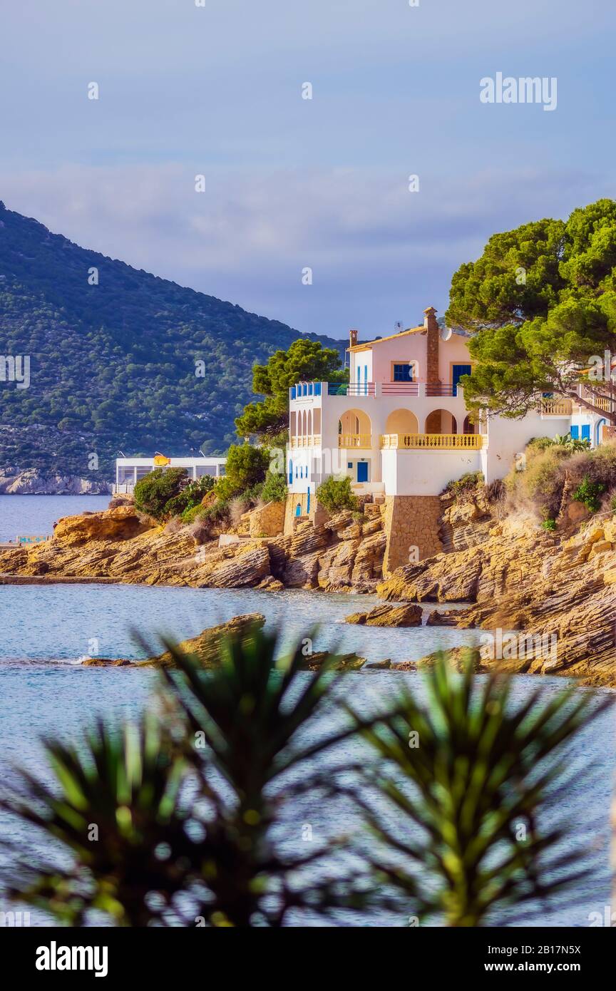 Spanien, Mallorca, Sant Elm, abgelegenes Haus an der Küste Stockfoto