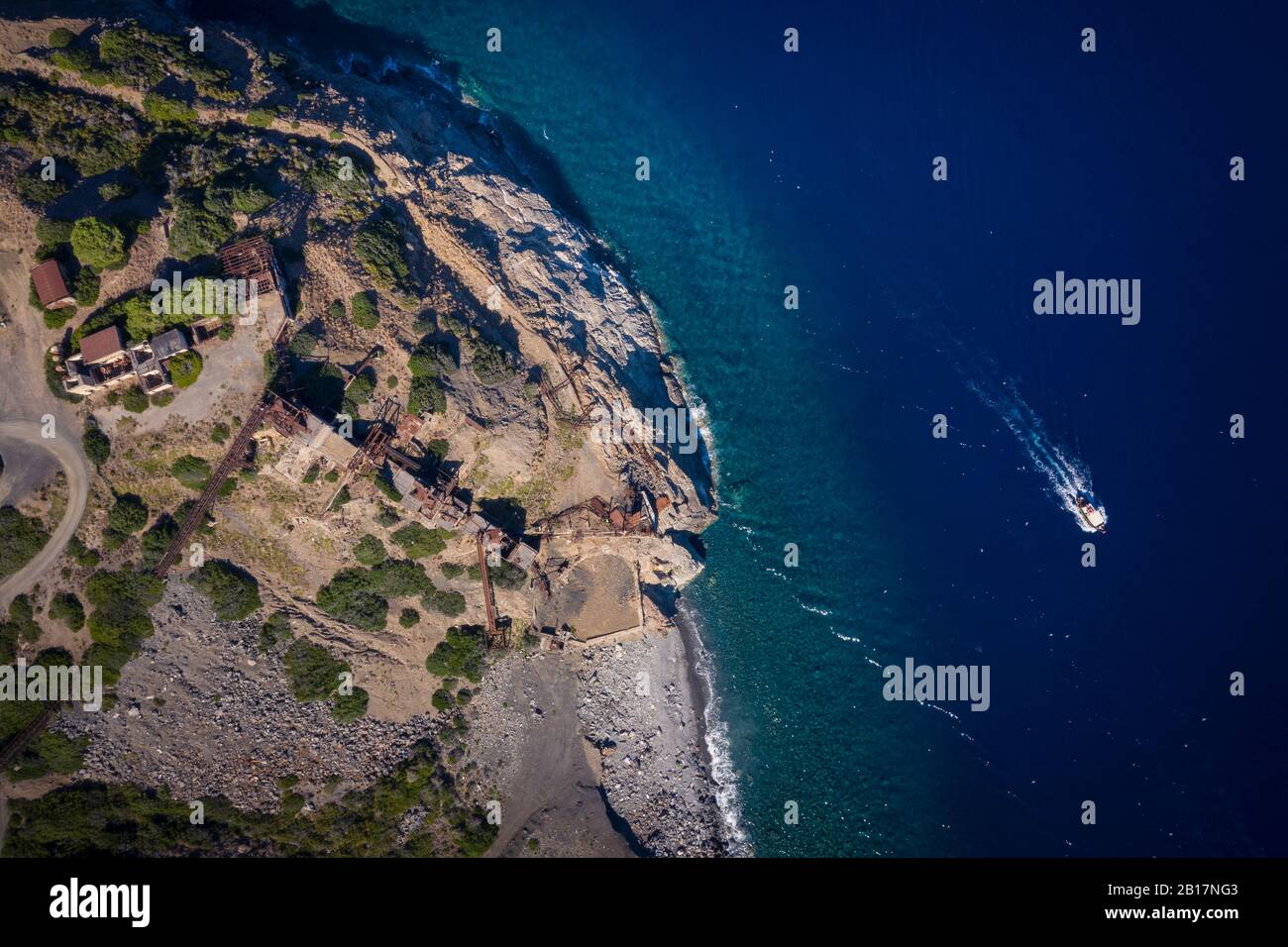 Italien, Provinz Livorno, Elba, Luftaufnahme von Boot Segeln in der Nähe der Küste des Mittelmeers Stockfoto