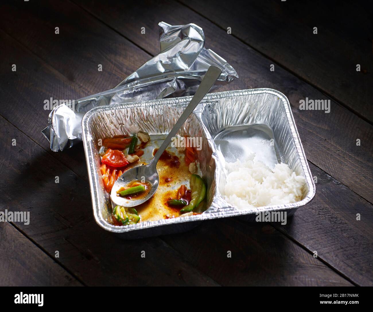 Halb gegessen chinesisches Essen zum Mitnehmen Stockfoto