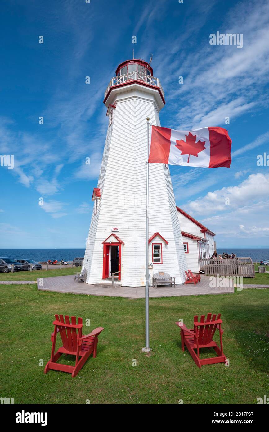 Kanada, Prince Edward Island, Elmira, kanadische Flagge vor dem East Point Lighthouse Stockfoto