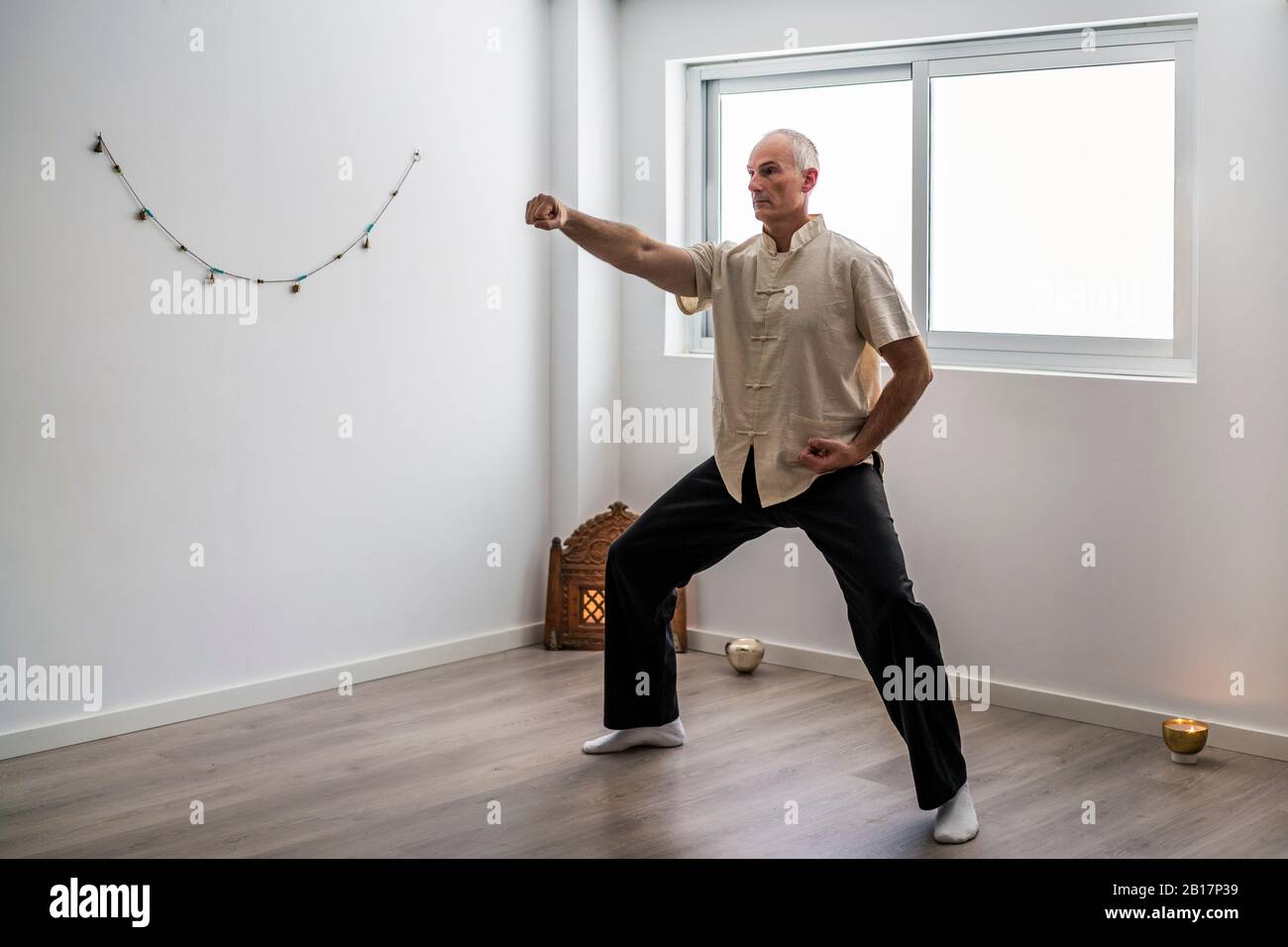 Mann, der die Kampfkunst im Fitnessstudio übt Stockfoto