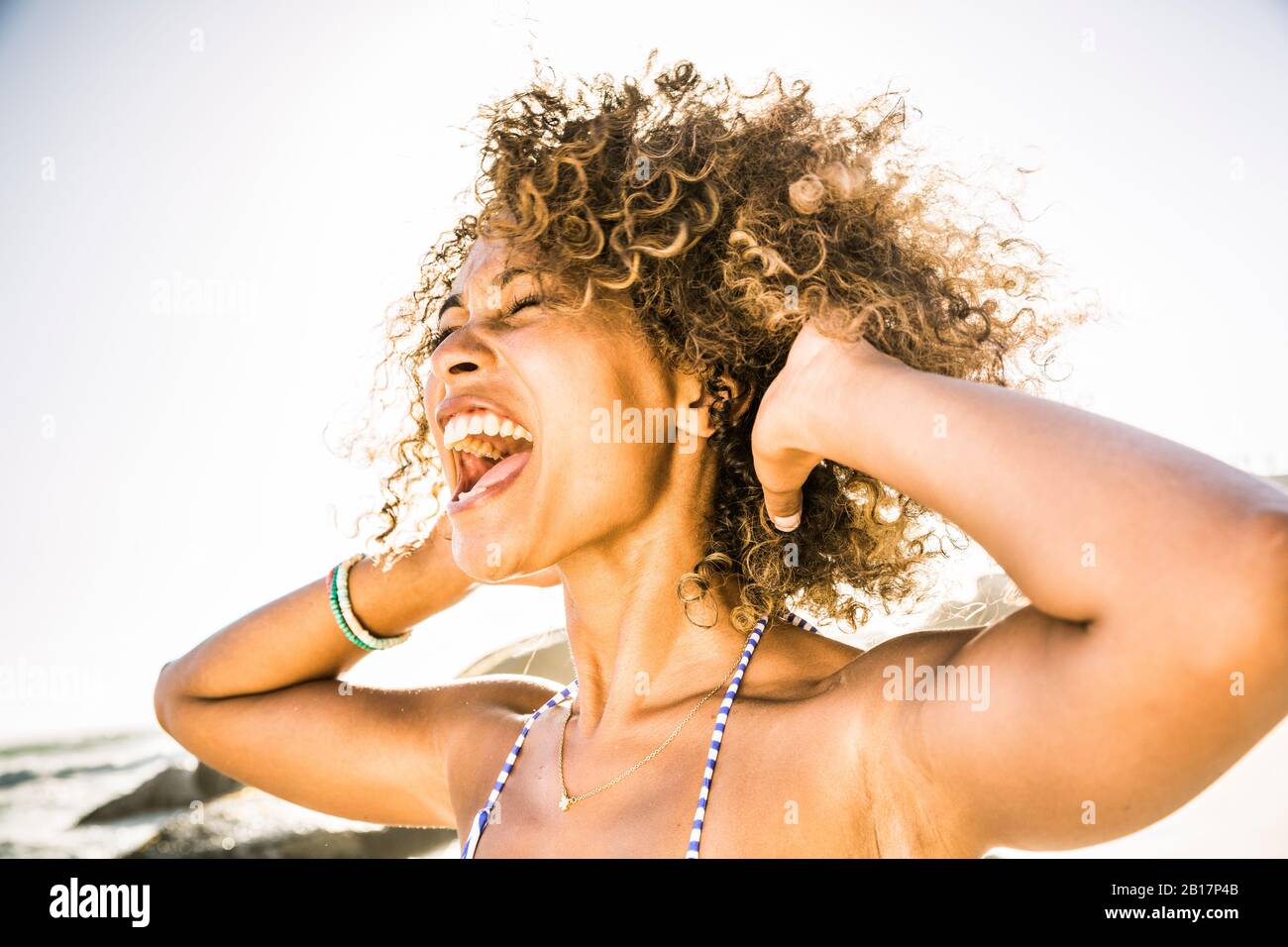 Portait der jungen Frau schreien vor Freude am Strand Stockfoto