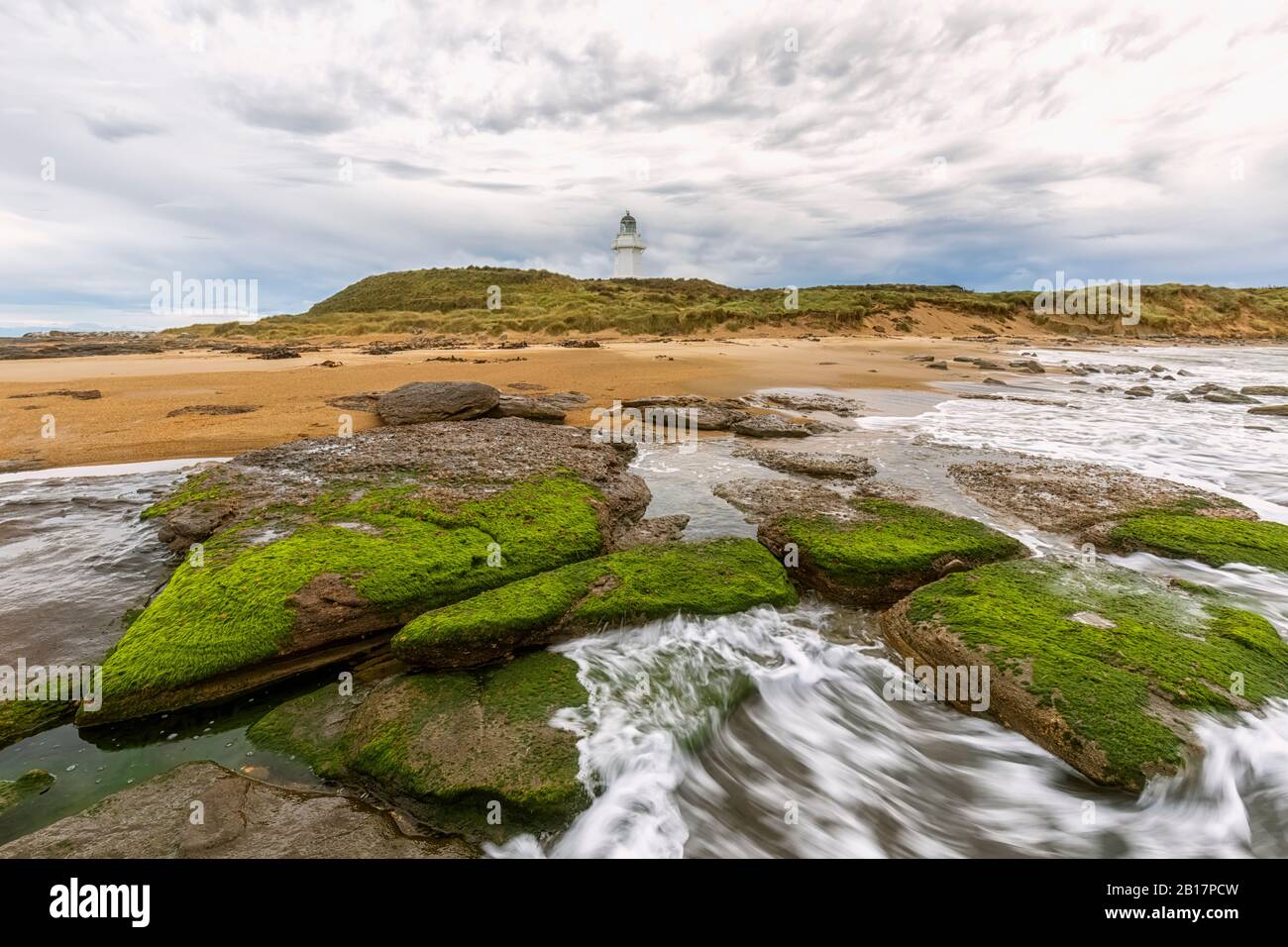 Neuseeland, Ozeanien, Südinsel, Southland, Otara, Rocky Creek und Waipapa Point Lighthouse in der Ferne Stockfoto